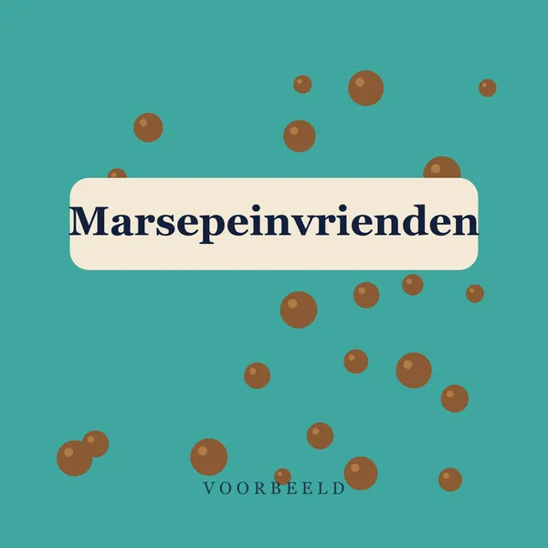 Een mollig marsepeinen varkentje poseert trots met zijn vriendjes: een suikermuis, een marsepeinen worteltje, een aardbei en een banaan.